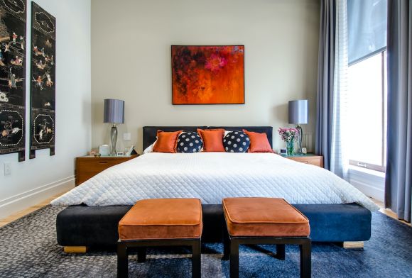 Bedroom - quilted white comforter