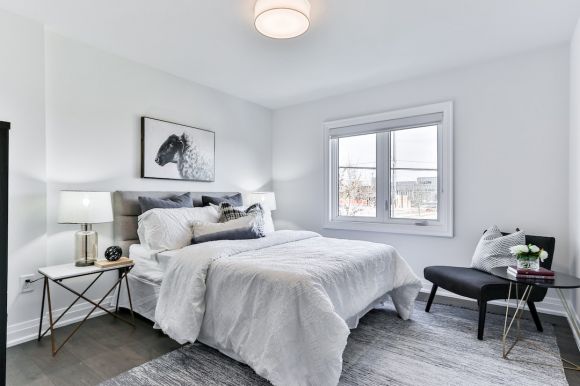 Bedroom - white bed linen on bed
