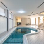 Luxury Properties - Luxury house with small swimming pool