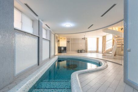 Luxury Properties - Luxury house with small swimming pool