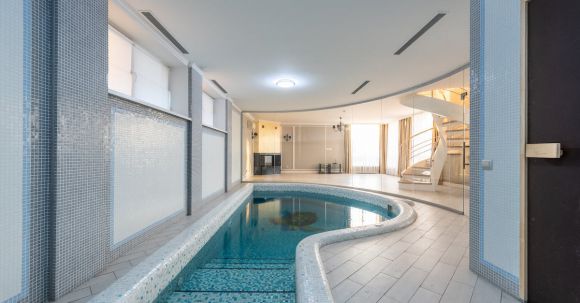 Luxury Properties - Luxury house with small swimming pool