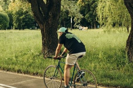 Cycle - Man in Black T-shirt Riding a Bicycle
